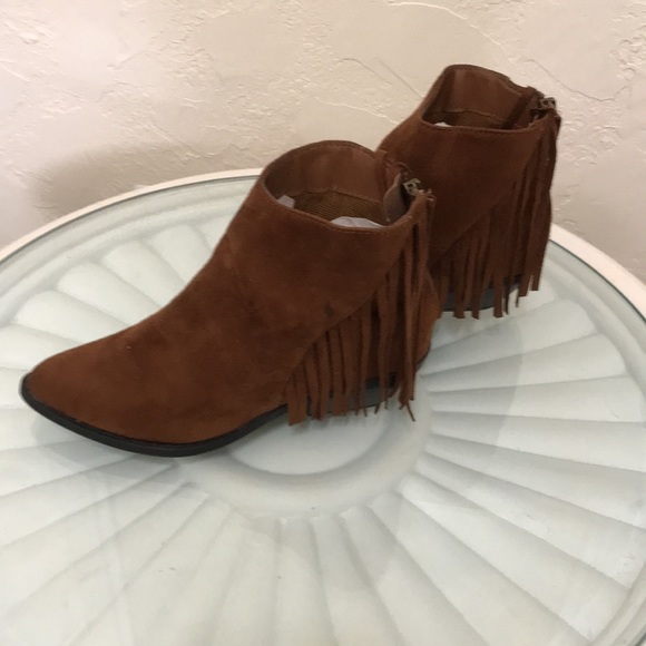 SODA Women’s Fringe Ankle Booties. Size 6 - Picture 4 of 11